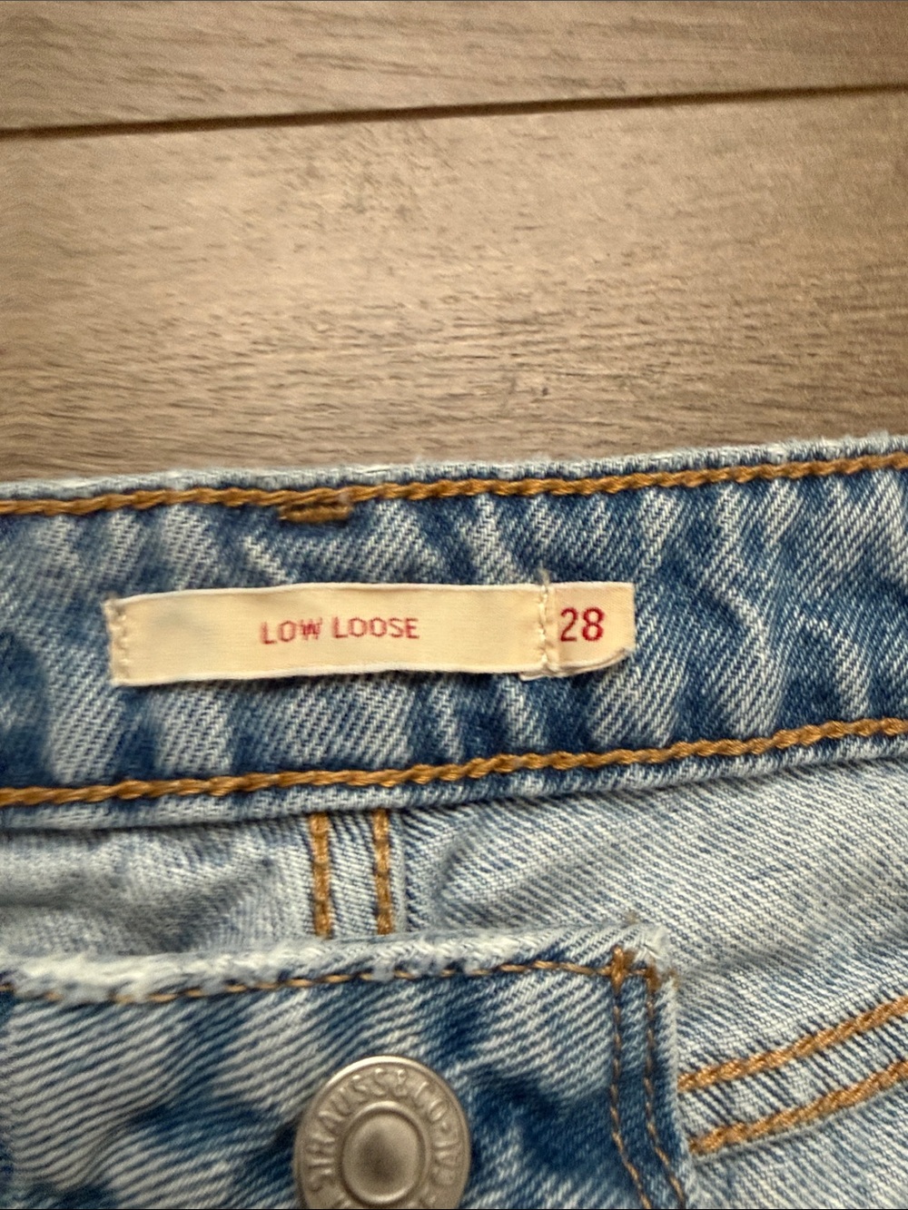 Levi’s Low Loose Light Wash Distressed Women’s Jeans Size 28 - Picture 5 of 10